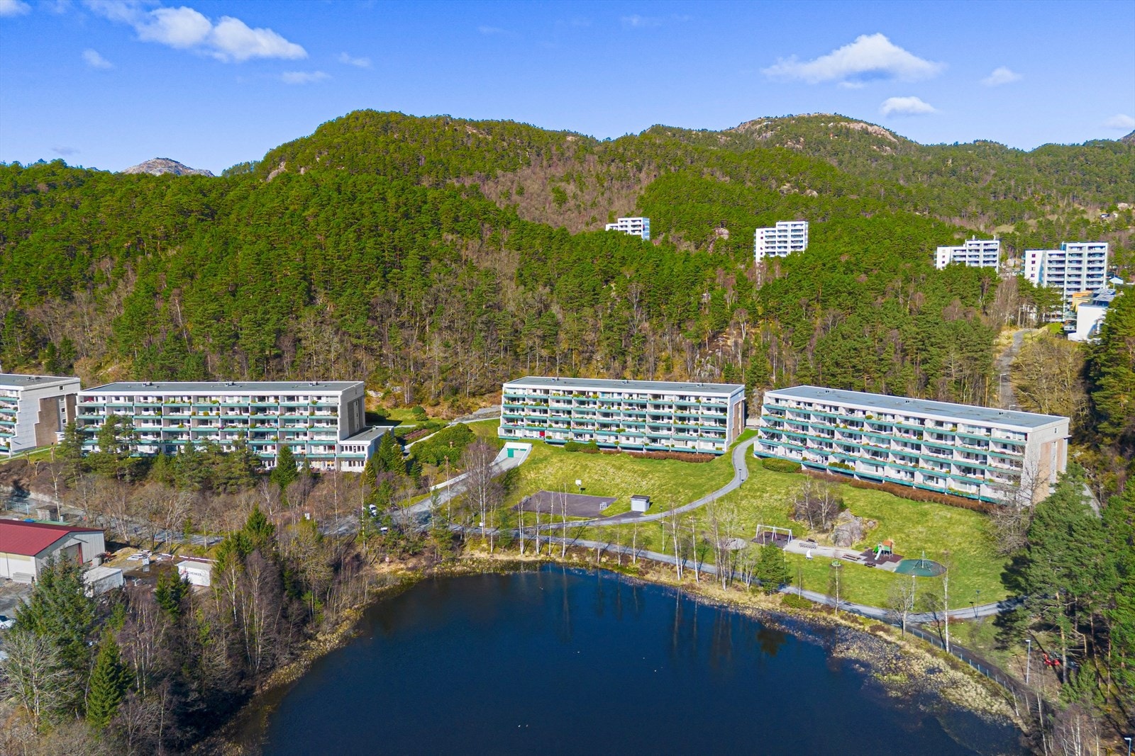 Fra leiligheten ligger nærmeste bussholdeplass kun 5 minutter unna. Herfra tar linje 18 deg inn til sentrum på ca. 17 minutter. Galleribilde