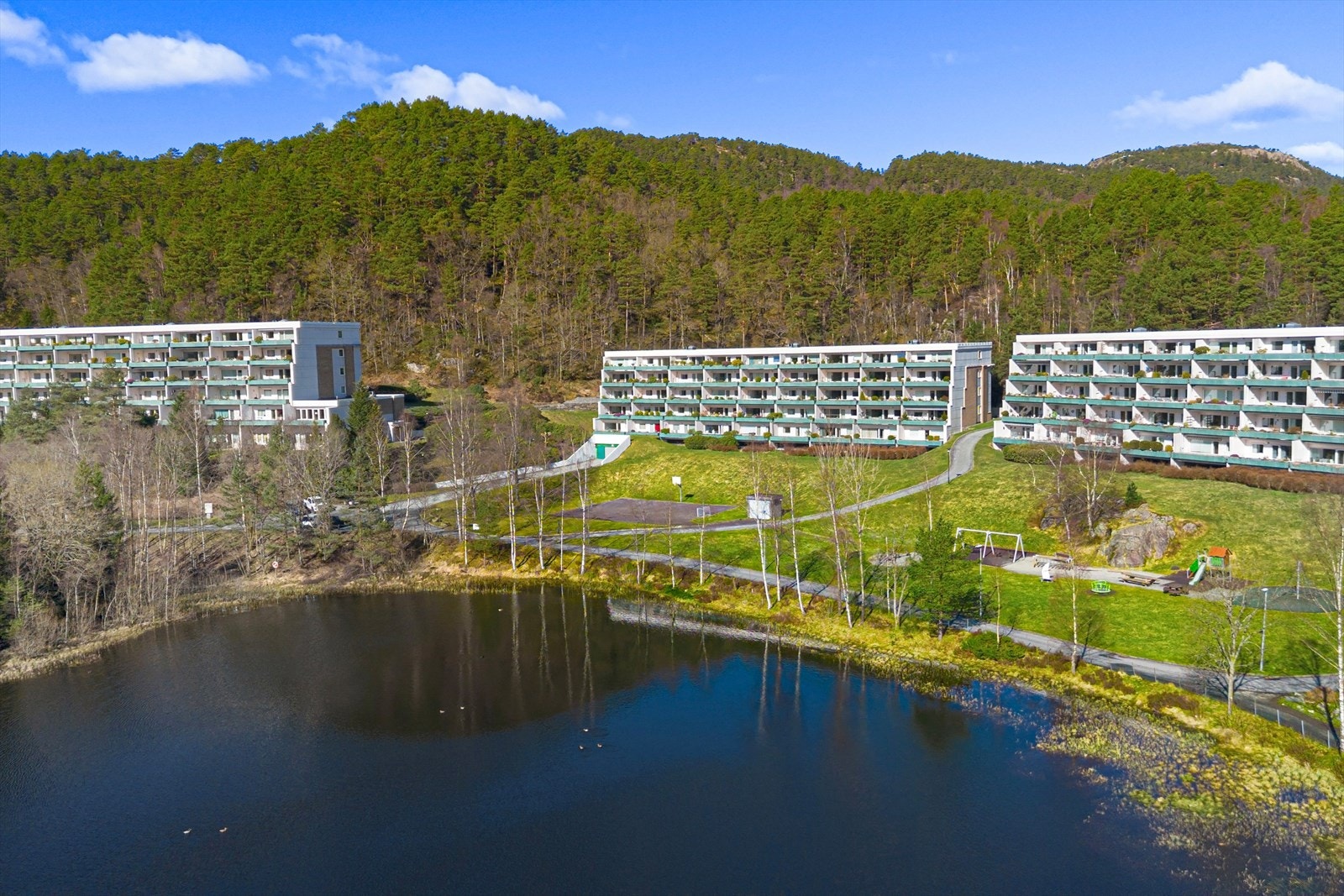 Foruten om dette ligger også Oasen kjøpesenter kun en liten spasertur unna. Senteret byr på hele 70 ulike butikker og virksomheter, samt et godt kollektivtilbud rett utenfor. Galleribilde