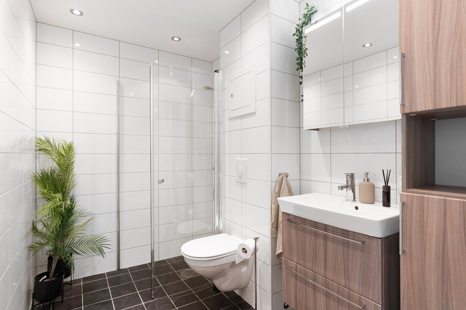 Lekkert helfliset bad med elektriske varmekabler i gulv. Galleribilde