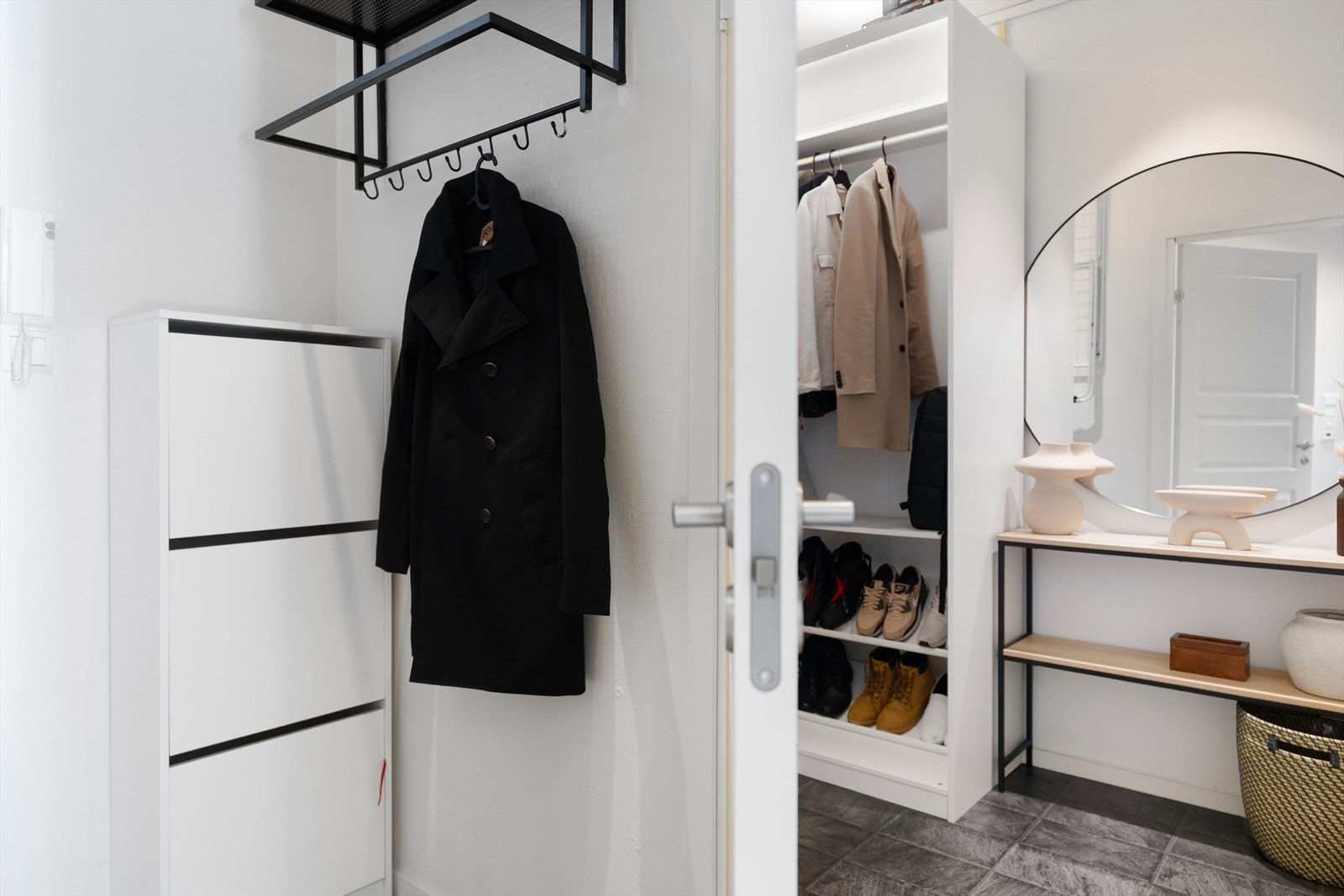 Fra entréen er det også adkomst til en innvendig bod - perfekt til å henge fra seg yttertøy og sette fra seg sko! Galleribilde