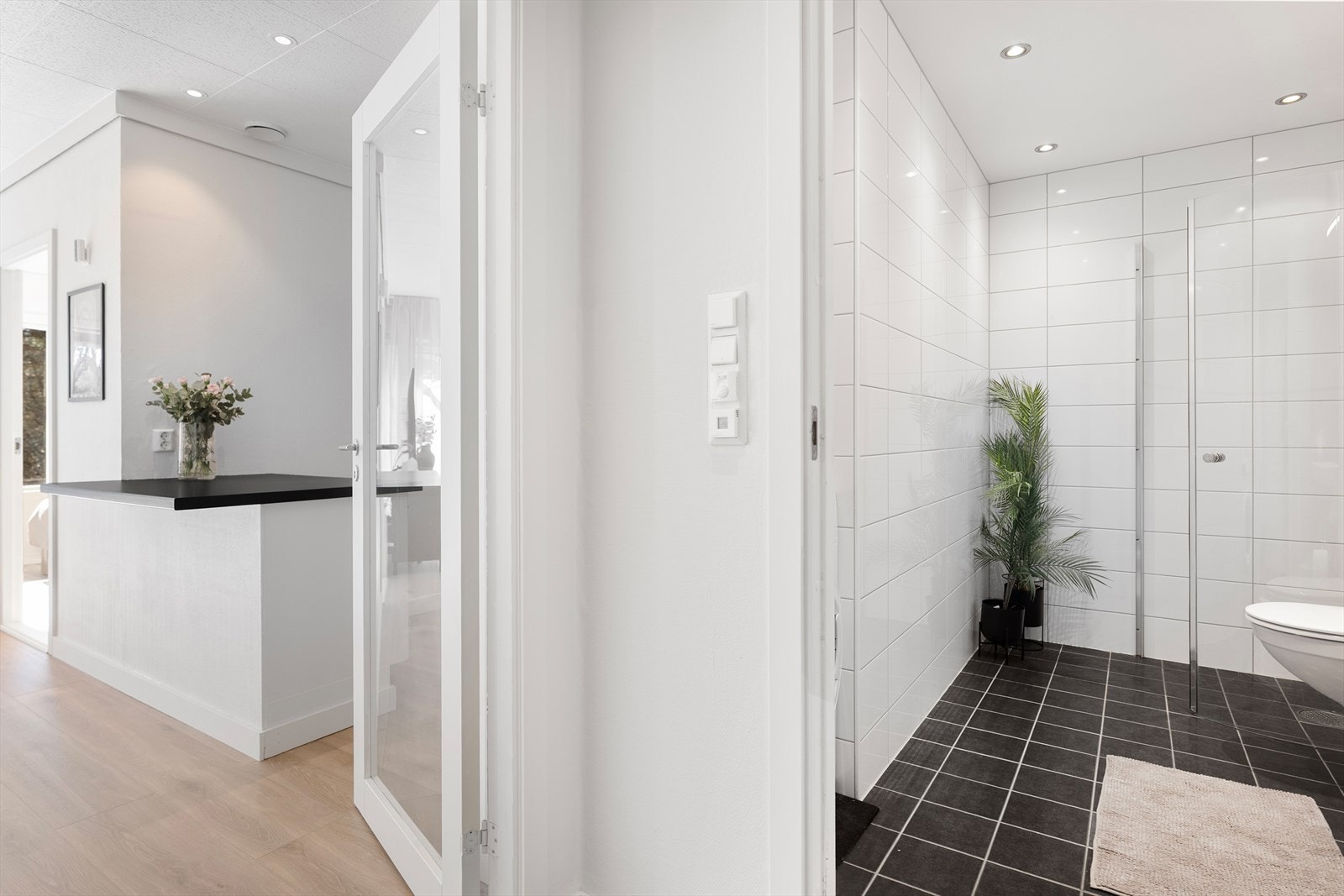 Fra entréen er det adkomst til leilighetens bad. Galleribilde