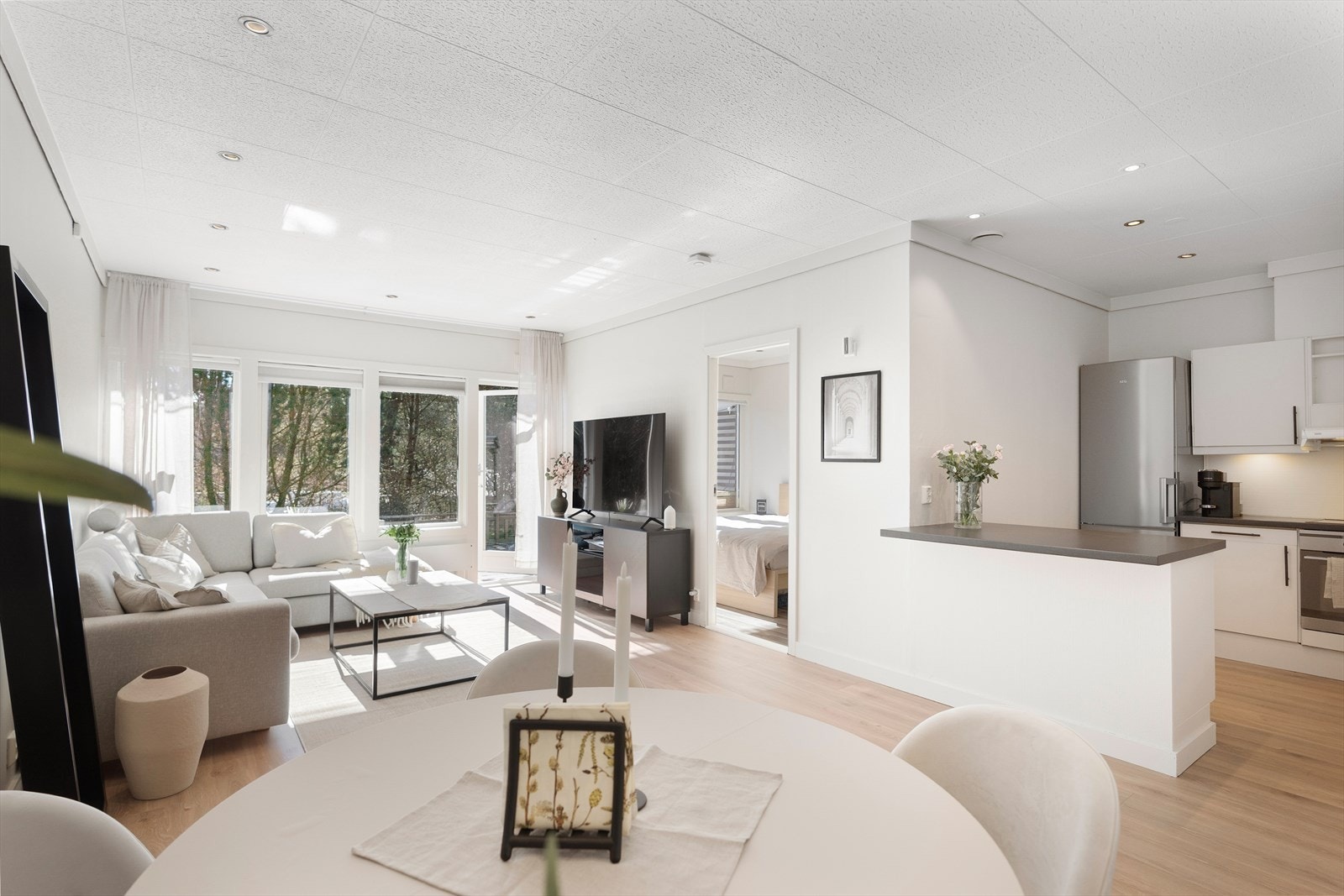 Fra entréen ledes man naturlig inn i leilighetens oppholdsrom. Galleribilde