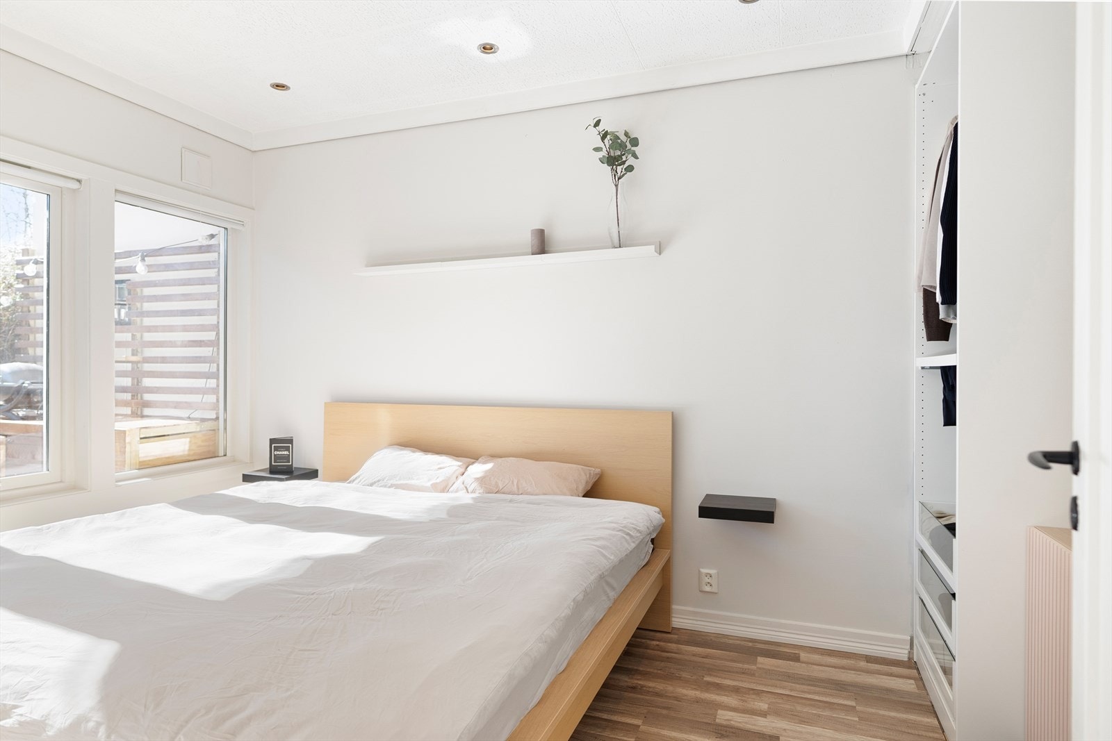 Det er godt med plass til både dobbeltseng, garderobeløsning og tilhørende soveromsmøblement. Galleribilde