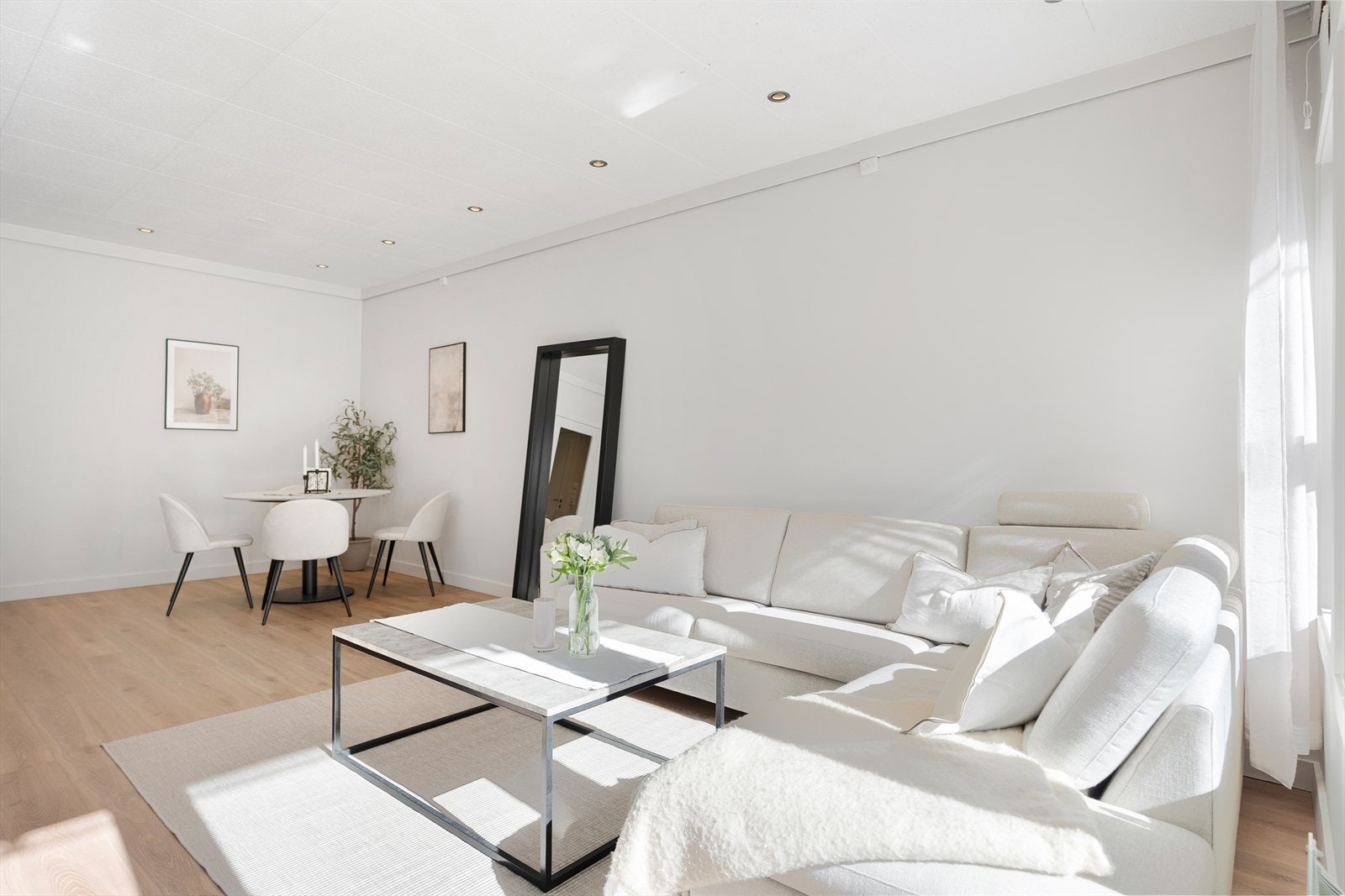 Her er det plass til både spisegruppe og et sofahjørne, samt tilhørende møblement. Galleribilde