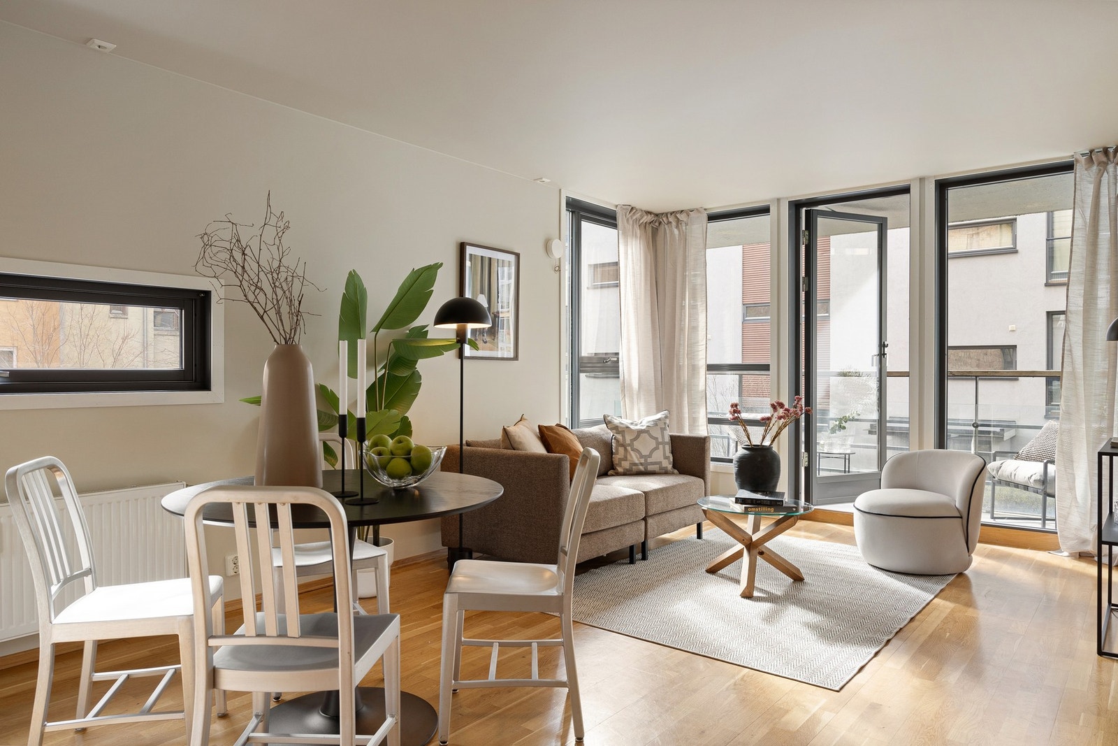 Fra stuen er det utgang til balkong, og store vindusflater i hjørne som slipper inn herlig naturlig lys i leiligheten. Galleribilde