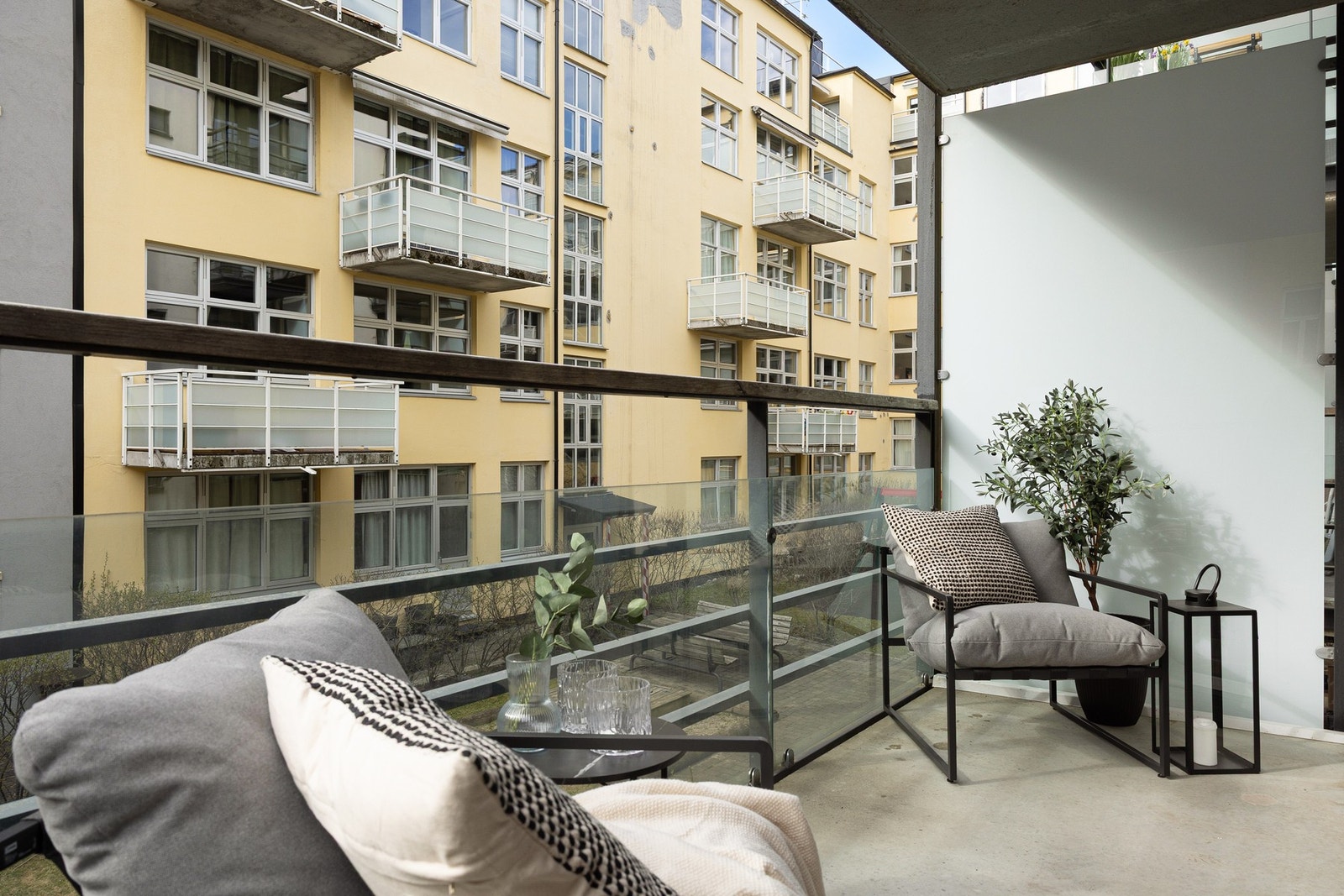 Stor og solrik balkong. Galleribilde