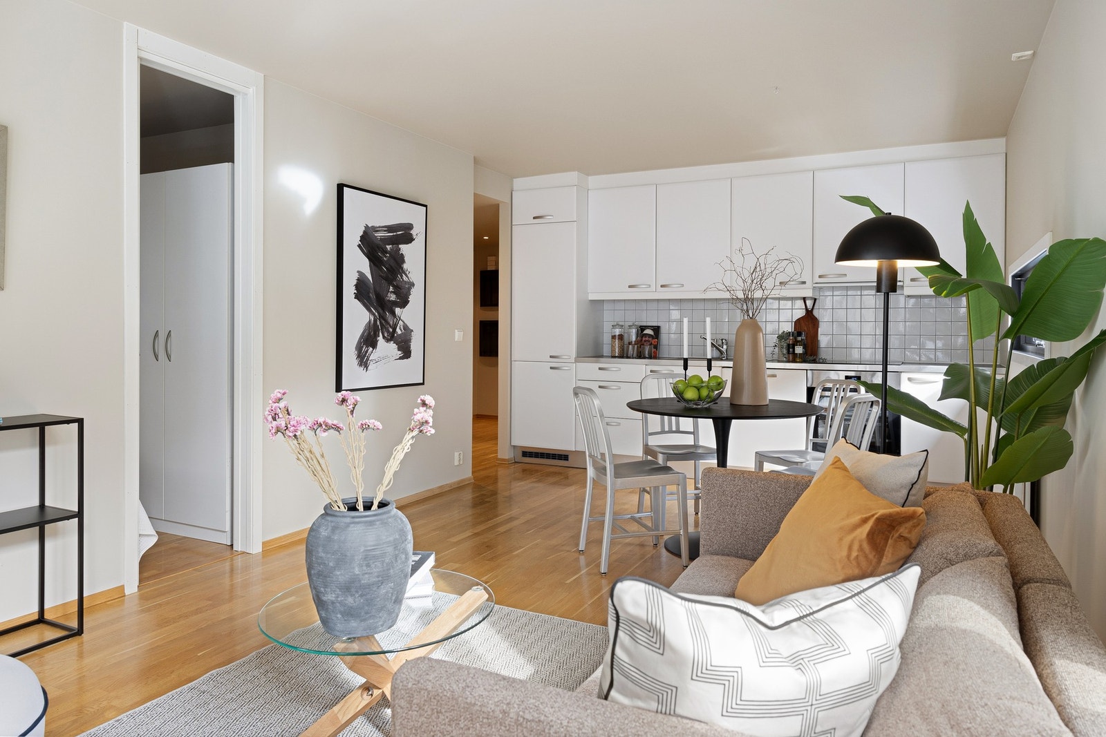 Alle vegger og tak ble malt i delikate og tidløse jordtoner i slutten av mars 2025. Galleribilde