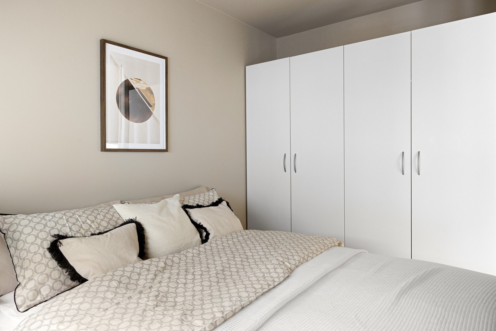Soverom med garderobe og plass til dobbeltseng. Her ville en skyvedørsgarderobe med speilfront skapt en herlig dimensjon i rommet. Galleribilde