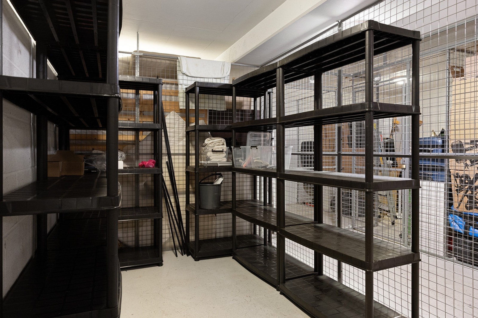 Stor bod i u.etg. på hele 8 kvm og praktiske hylleseksjoner som medfølger. Galleribilde