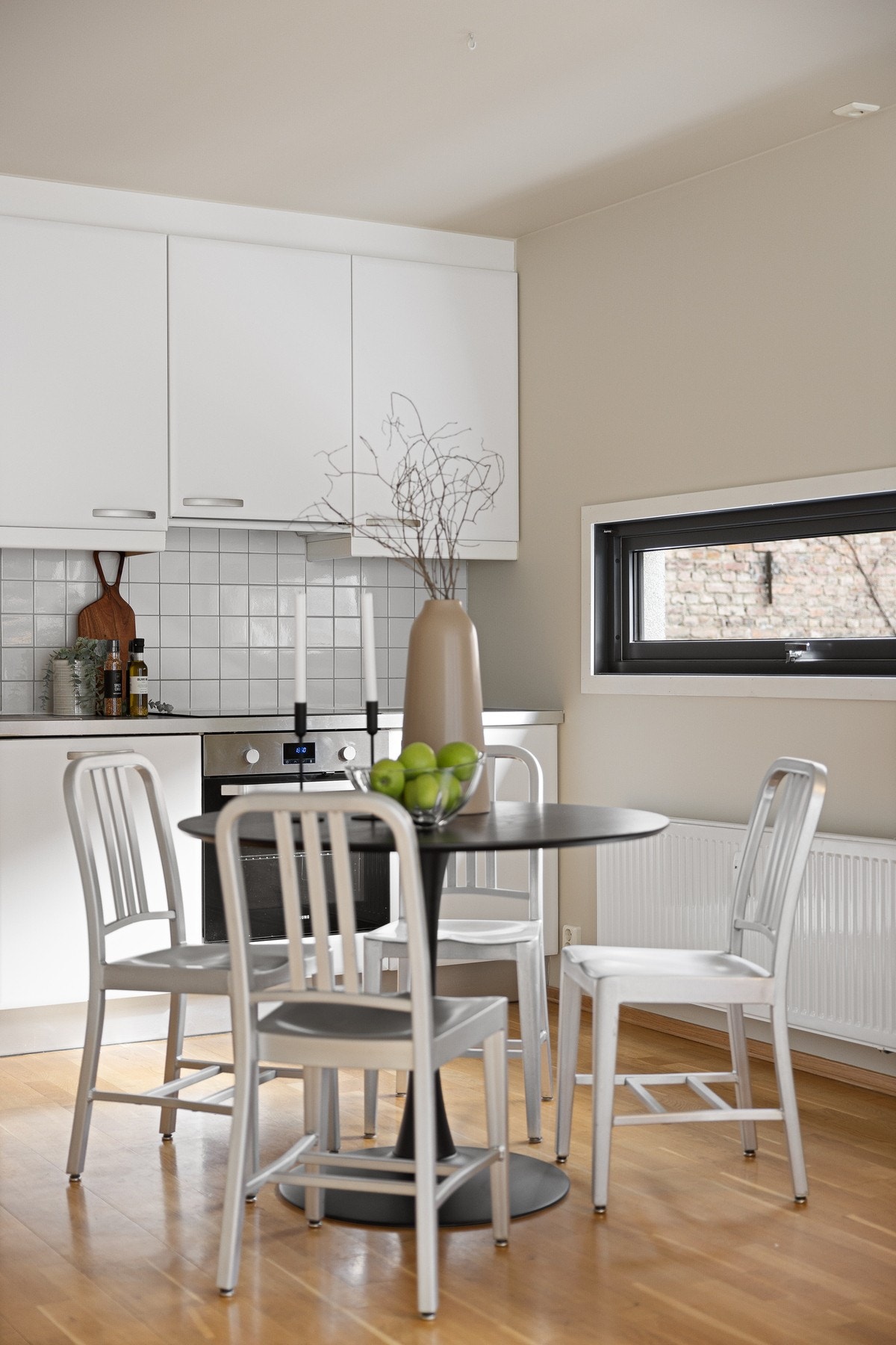 Leiligheten ligger på hjørnet av bygget og oppleves dermed svært lys og luftig med vinduer på to sider. Galleribilde