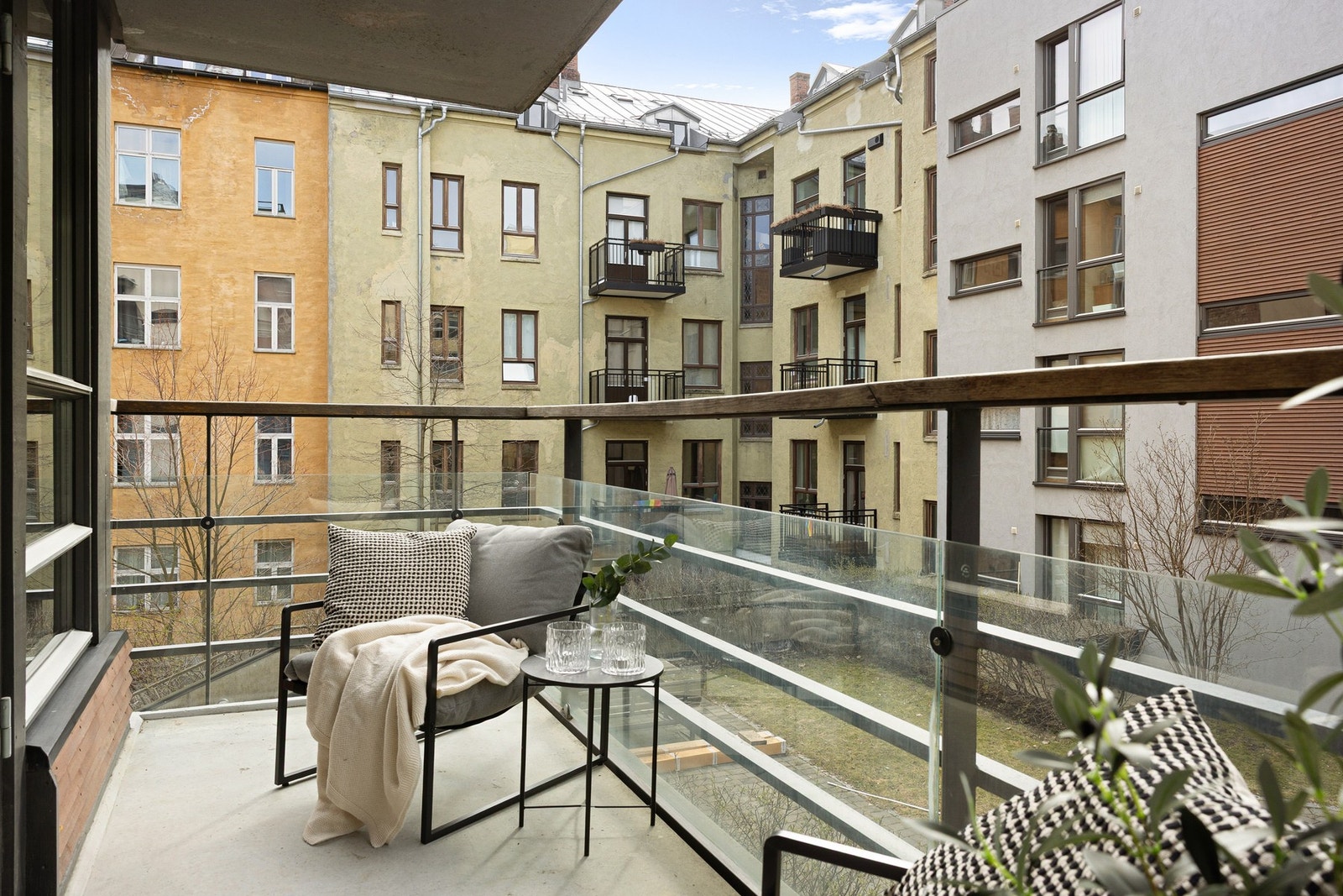 God plass til utemøbler og evt. elektrisk- eller gassgrill. Praktisk med overbygget balkong på regnværsdager. Galleribilde