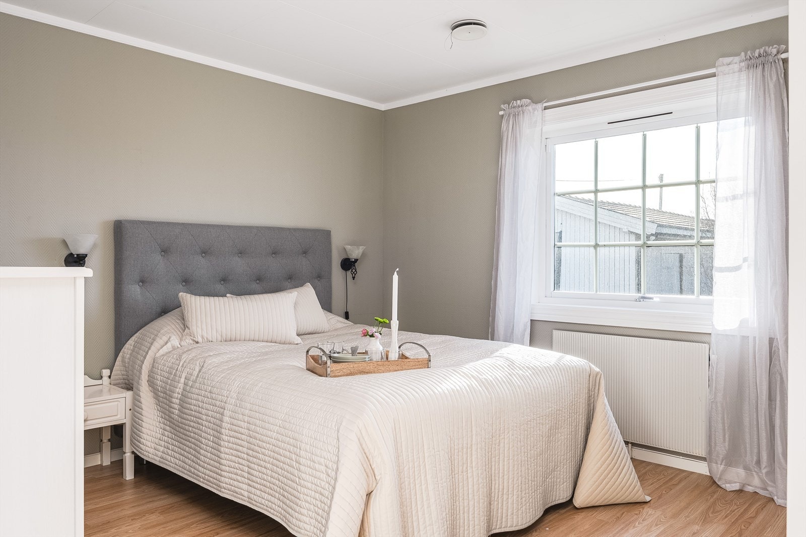 I 1. etasje finner du to lyse og romslige soverom med gode oppbevaringsmuligheter. Galleribilde