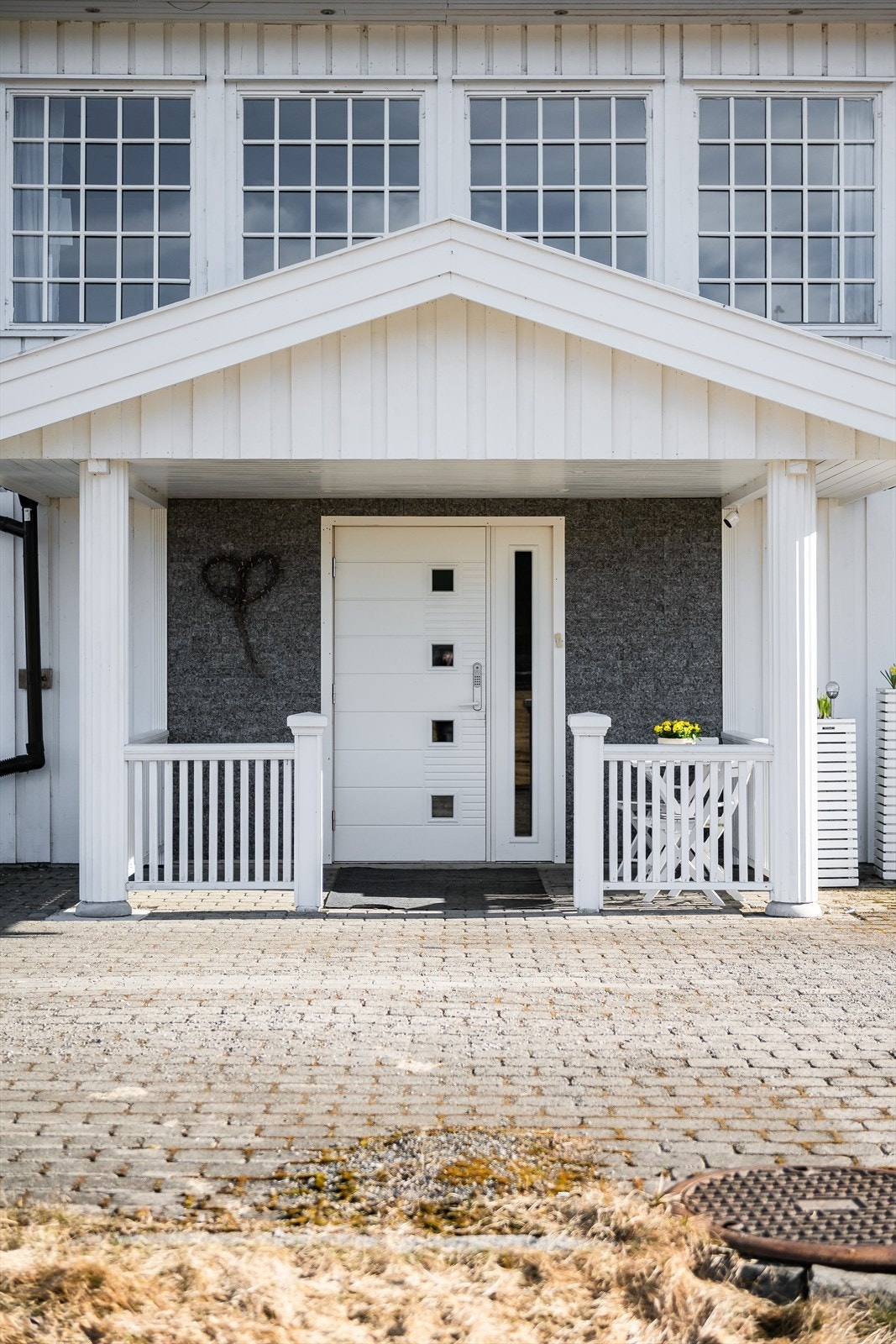 Flott overbygget inngangsparti som gir et godt førsteinntrykk av boligen. Galleribilde