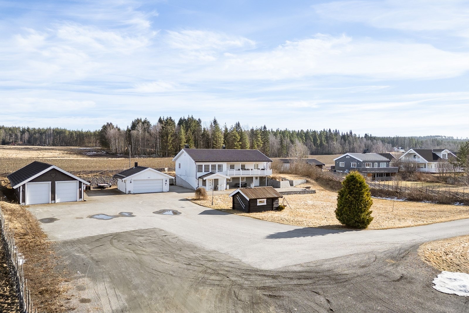 Eiendommen har en landlig beliggenhet, men er fremdeles kun en kort kjøretur unna dagligvarebutikker, skole, barnehage og sentrum. Galleribilde