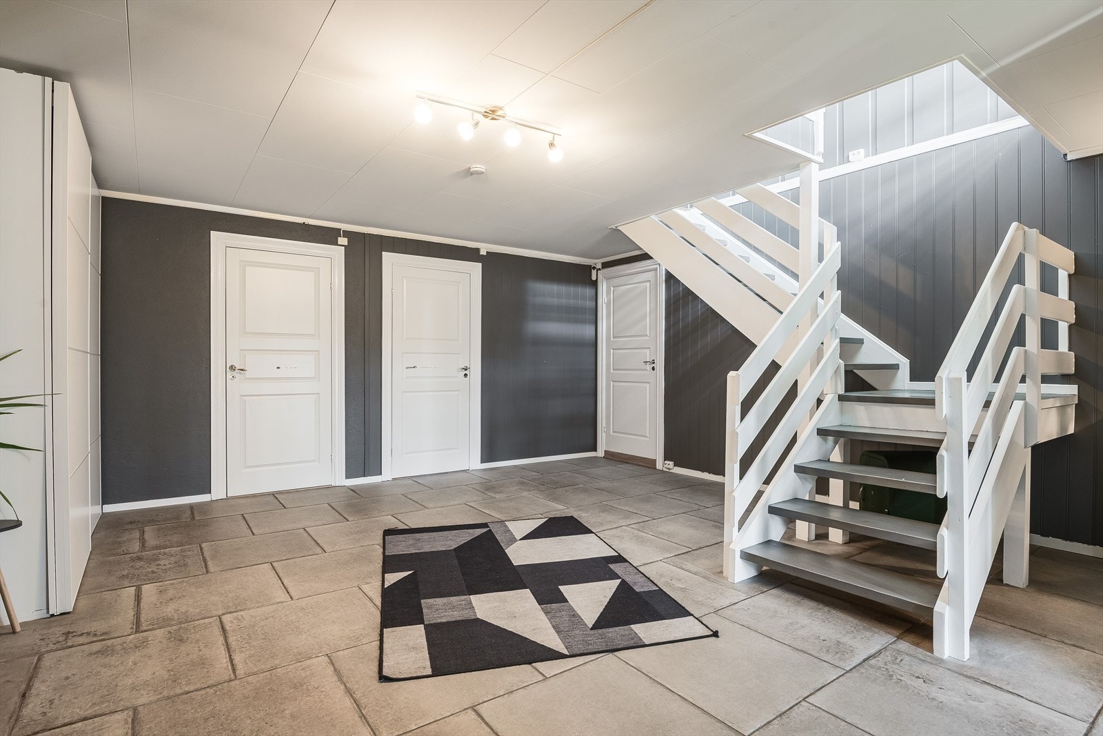 Romslig entré som enkelt kan møbleres etter behov. Galleribilde