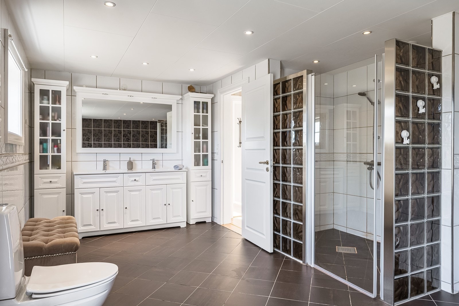 Stilren baderomsinnredning med dobbel servant. Galleribilde