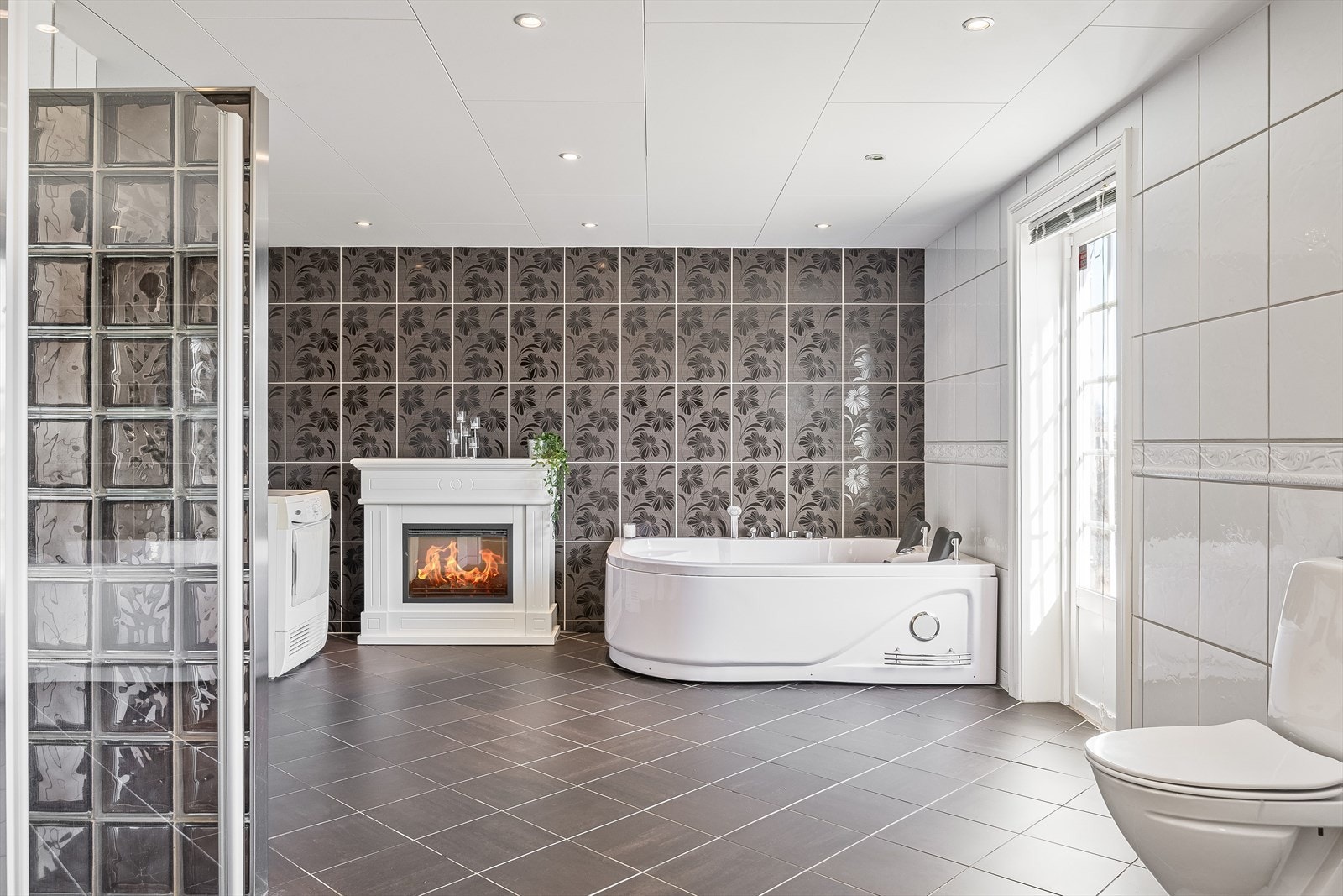 Stort bad med tidløs stil og boblebad. Galleribilde