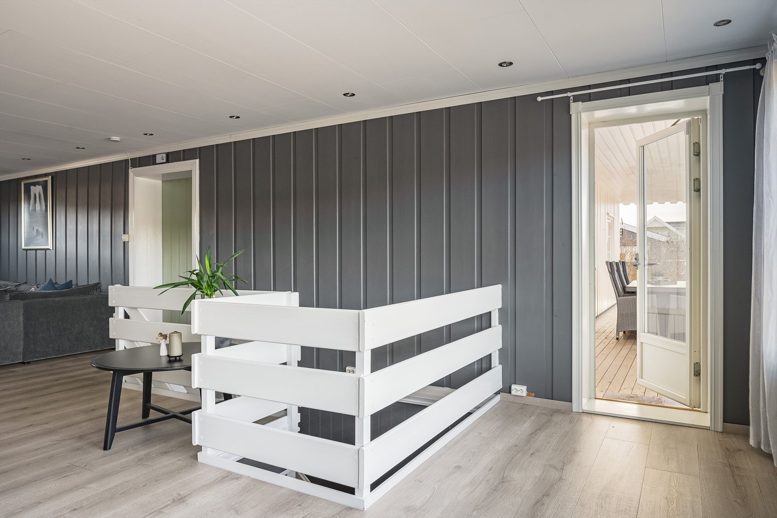 Fra spisestuen er det utgang til en solrik terrasse. Galleribilde