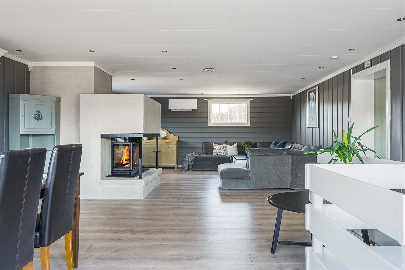 Romslig stue med åpen forbindelse til spisestuen. Galleribilde