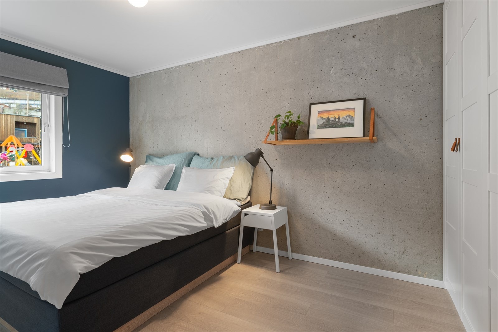Murveggen på soverommet er smurt inn med impregnering for å unngå støv. Galleribilde
