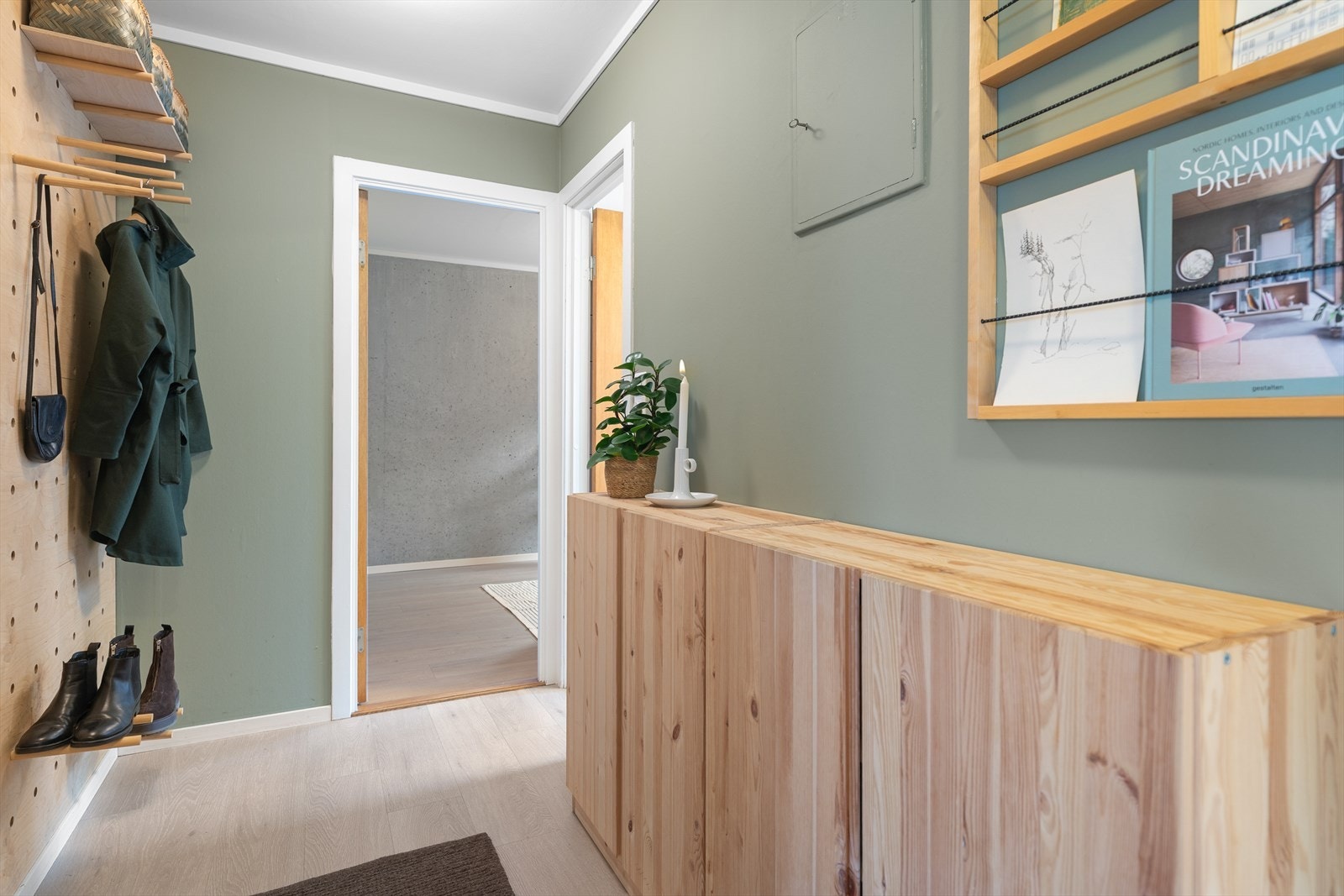 Romslig gang med plass til oppheng av yttertøy og sko. Galleribilde