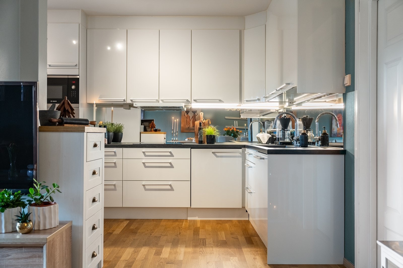 Her har kokken i hjemmet god arbeidsplass til sine kulinariske kunster og plass til det kjøkkenutstyret en skulle trenge. Galleribilde