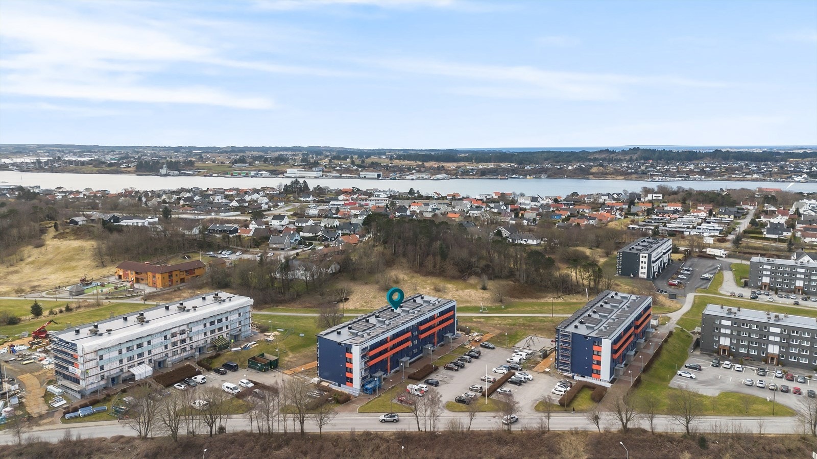 Her bor en sentralt og attraktivt i Søre bydel - Og har gangavstand til bl.a. skole, barnehage, butikker, treningssenter og gode bussforbindelser like ved blokka. Galleribilde