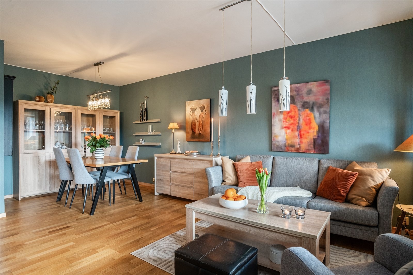 Her har en innbydende stue med tidsriktige fargevalg og god romfølelse. Galleribilde