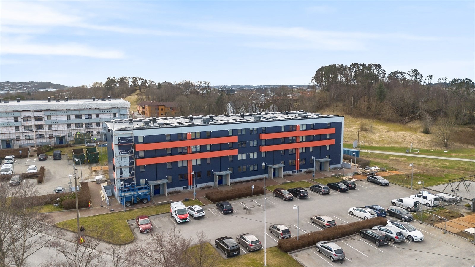 Gode parkeringsmuligheter på borettslagets felles biloppstillingsplass. Galleribilde