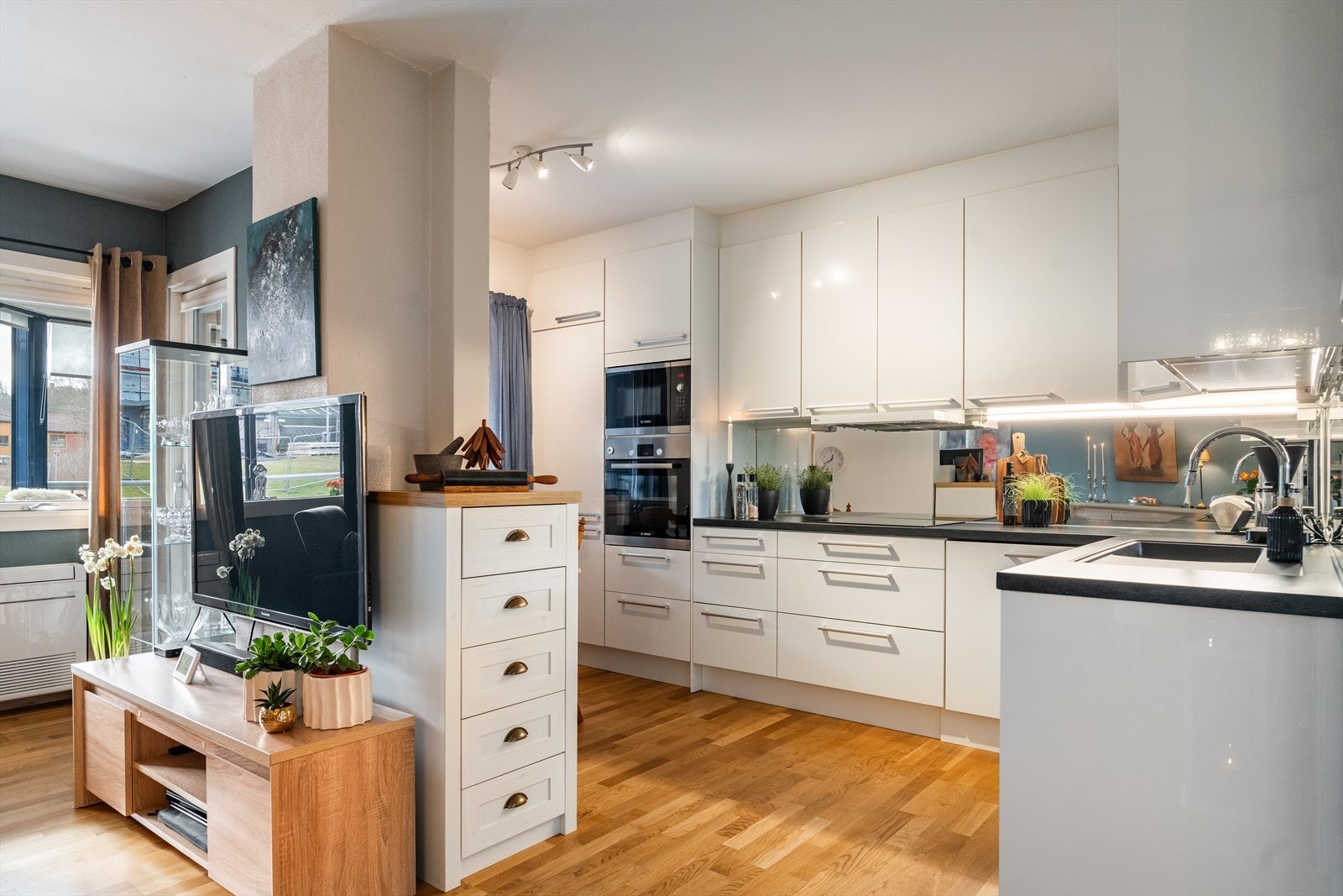 Pent og tidløst kjøkken av god størrelse. Galleribilde