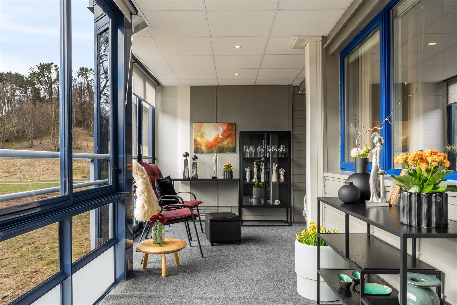 Store vindusflater som gir godt med naturlig lys. Her kan en dra vinduene til sides for å oppleve det fine været fult ut. Galleribilde