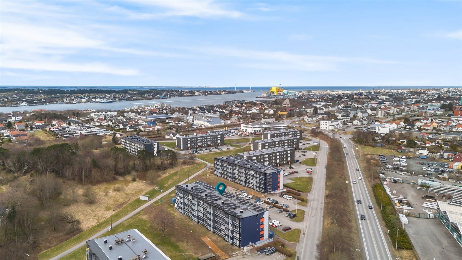 Kort vei til bl.a. Raglamyr og Oasen storsenter med rikt utvalg av butikker. Ca 5 min kjøring til Haugesund sentrum. Galleribilde