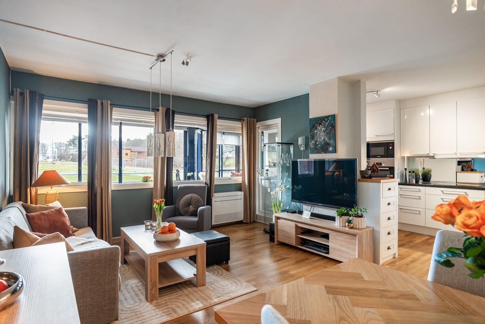 Nyere varmepumpe og mulighet for vedfyr. Store vindusflater og utgang til herlig innglasset balkong. Galleribilde