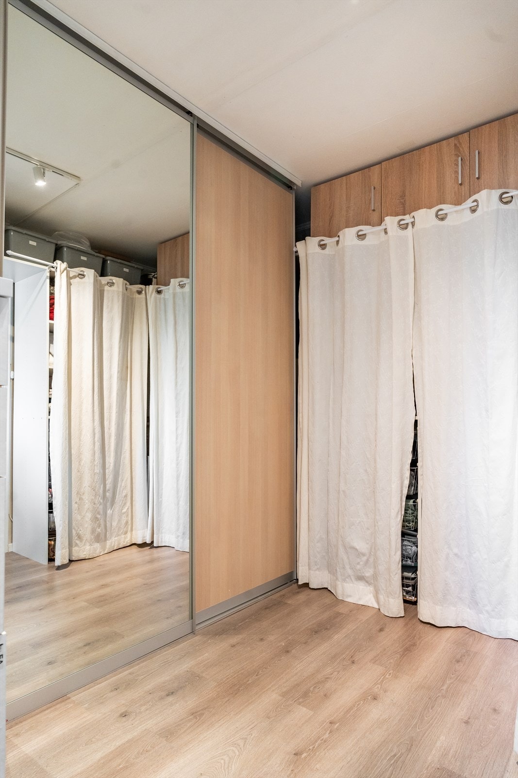 Omkledningsrom innredet med skyvedørsgarderobe som gir deg gode lagringsmuligheter. Galleribilde