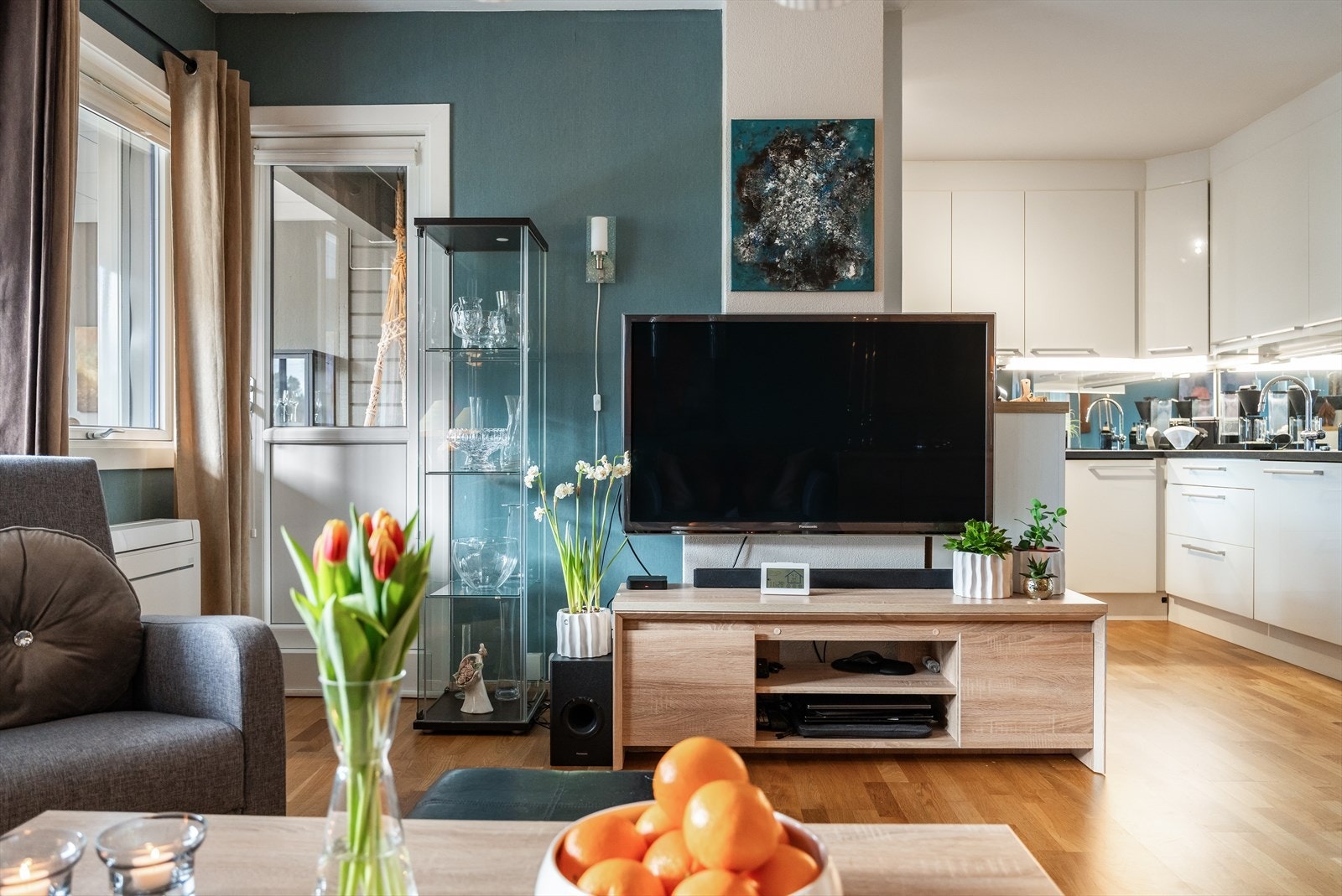 Åpen løsning til kjøkken slik at en enkelt kan underholde sine gjester under middagsforberedelsene. Galleribilde