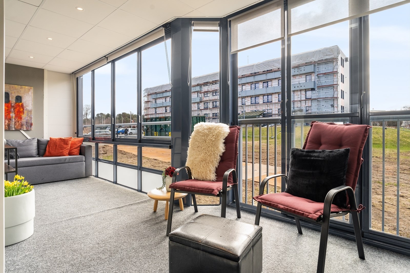 Nyere innglasset balkong som fungerer gir deg 15 kvm mer boltre plass og fungerer som en forlengelse av stuen. Galleribilde