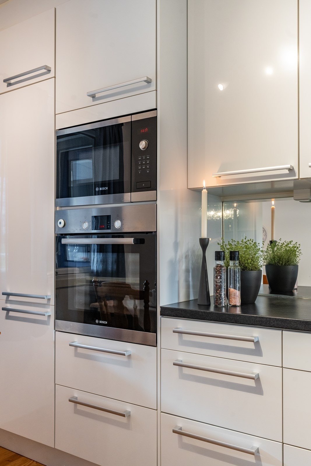 Inneholder kjøleskap, mikrobølgeovn, steketopp, stekeovn, vask, oppvaskmaskin og vifte. Galleribilde