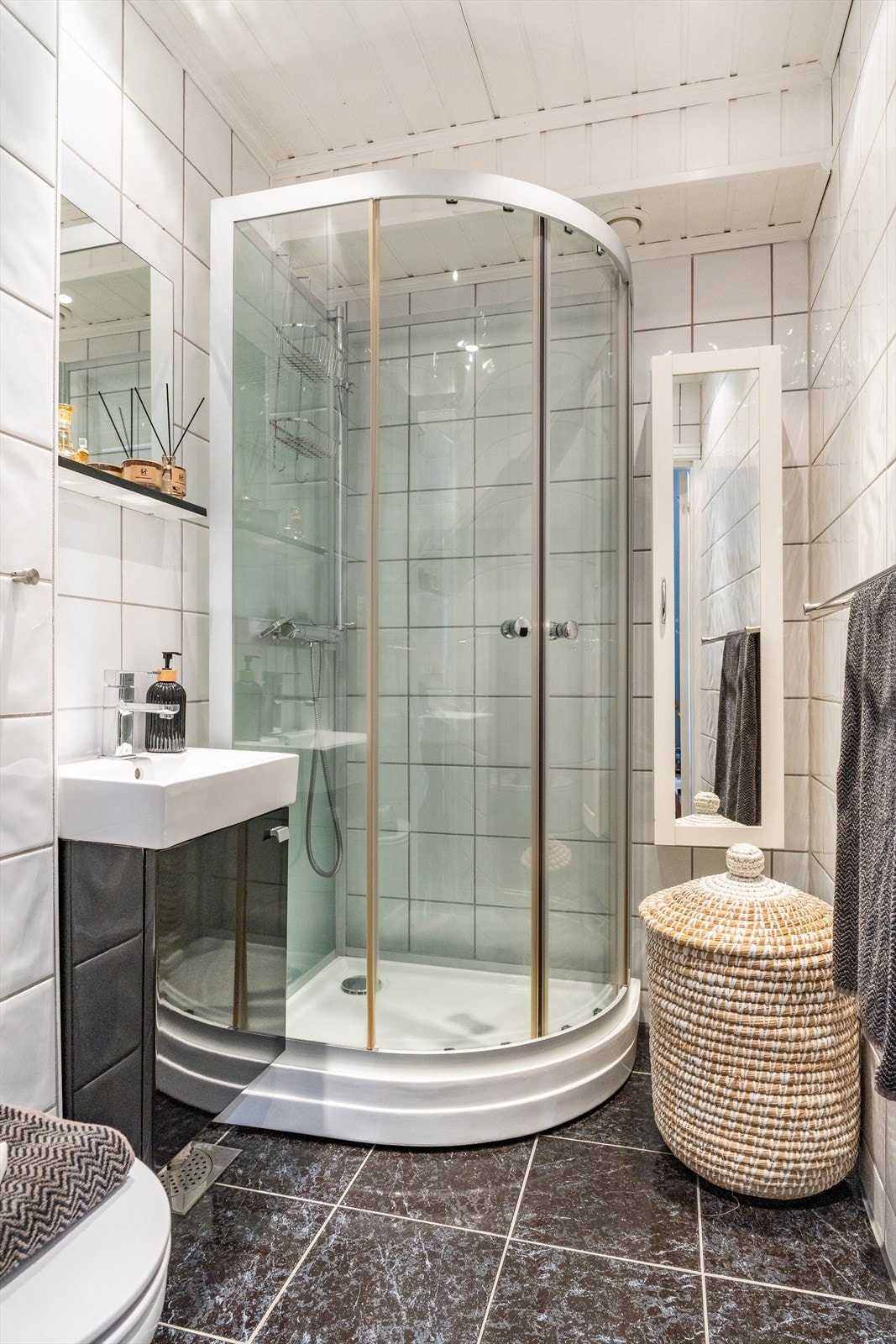 Inneholder dusjkabinett, innredning m/servant, vegghengt toalett og sideskap. Galleribilde