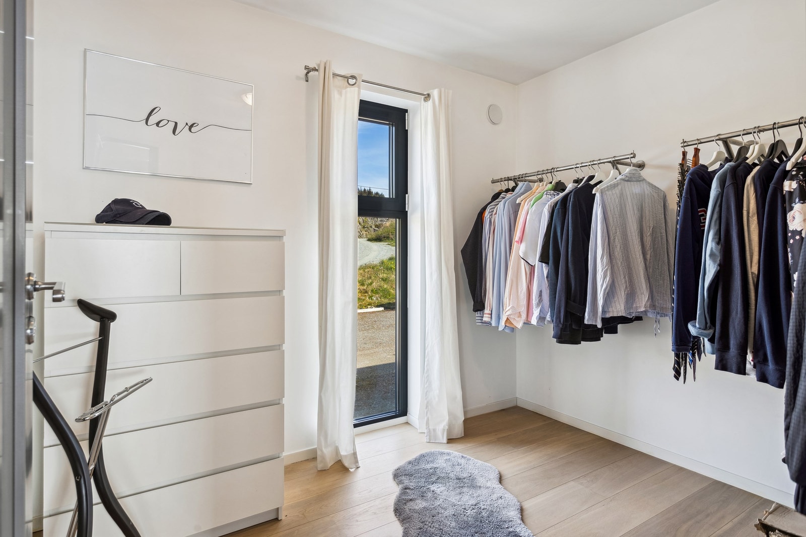 Soverom 4 er idag innredet med garderobeløsning. Selger har stående en etasjeseng som kan medfølge i salget om ønskelig. Galleribilde