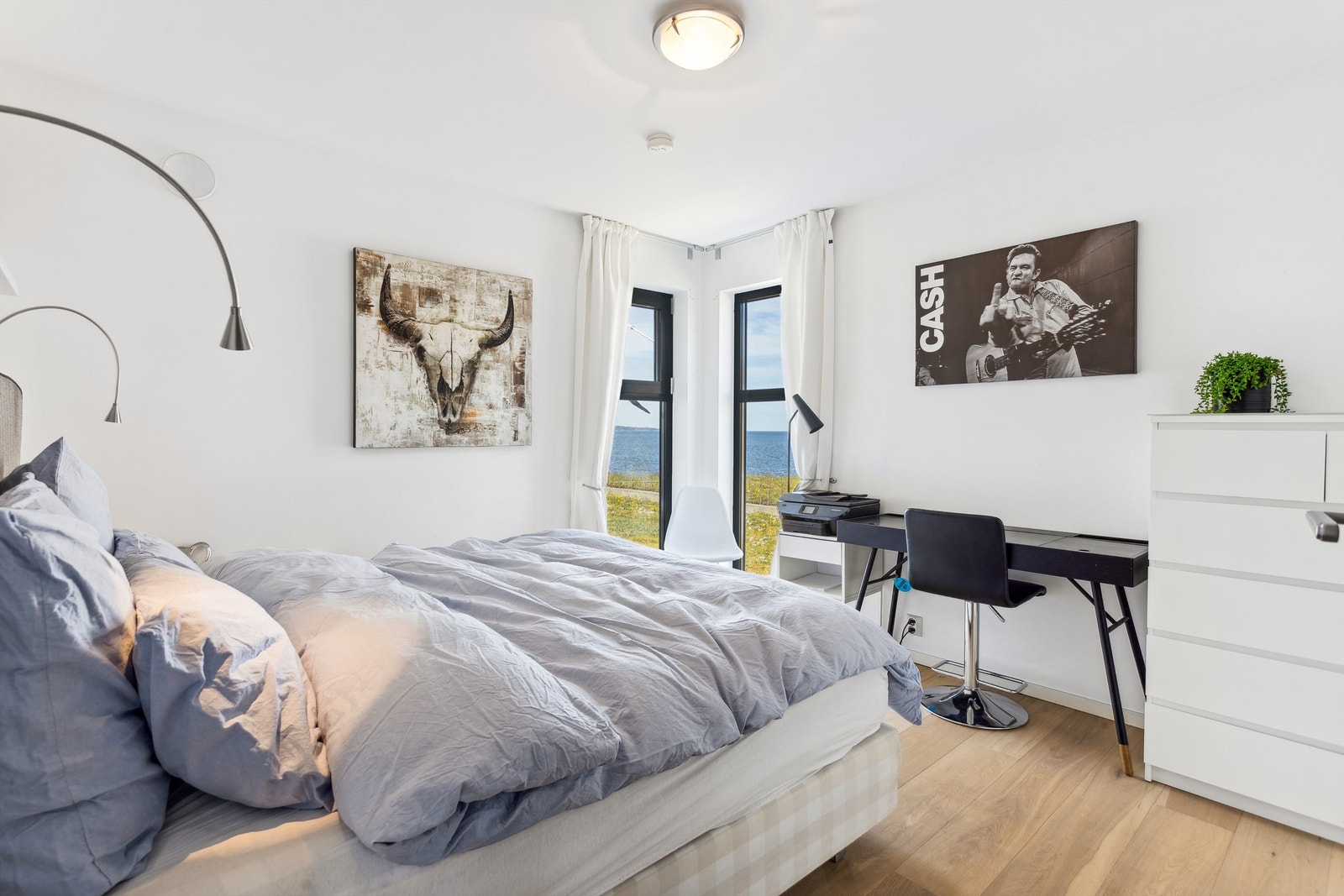 Hovedsoverommet er av god størrelse med plass til dobbeltseng og annet møblement. Galleribilde