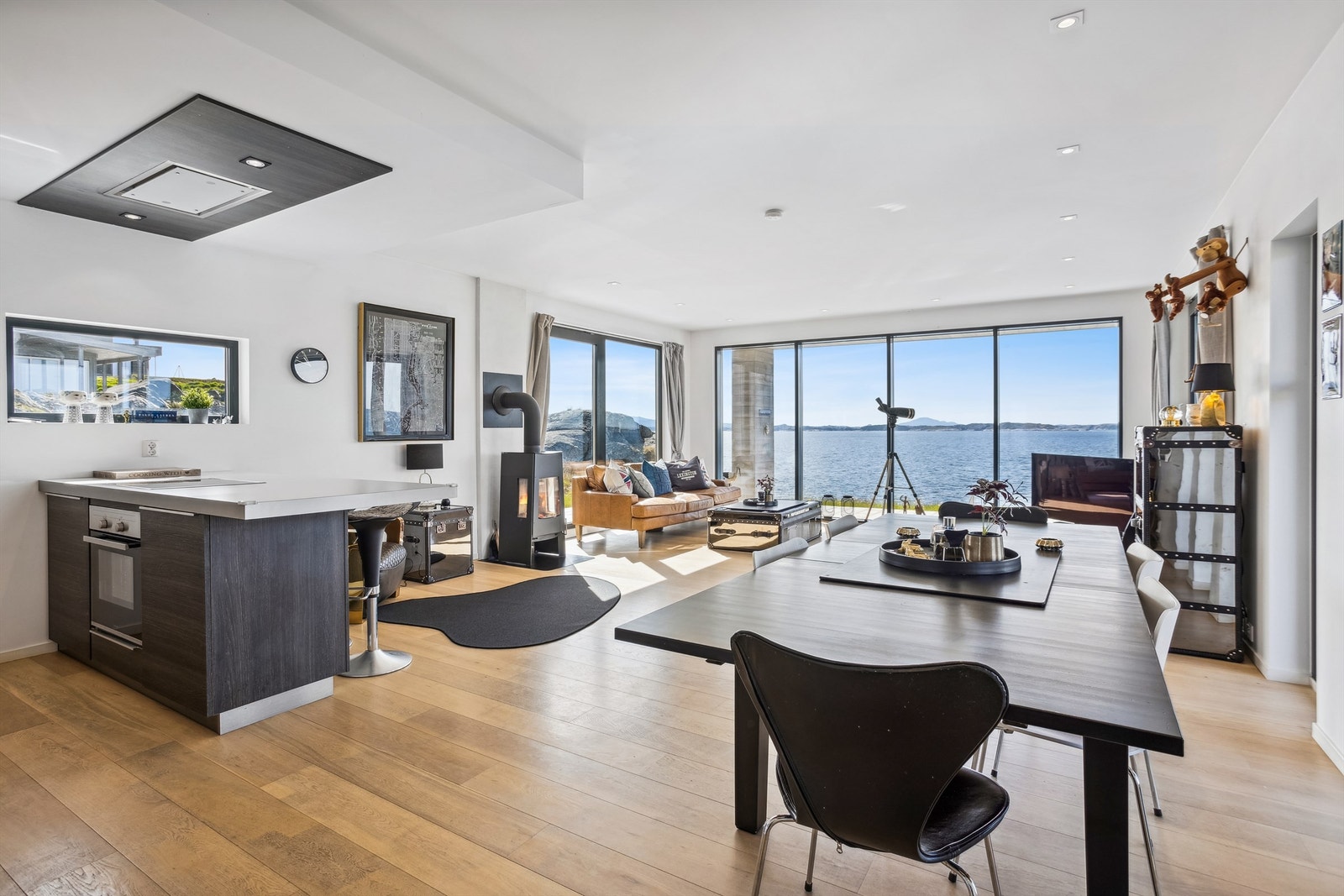 Pent 1-stavs eikeparkett som er gjennomgående i hele hytten med unntak av våtrommene og inngangspartiet. Galleribilde