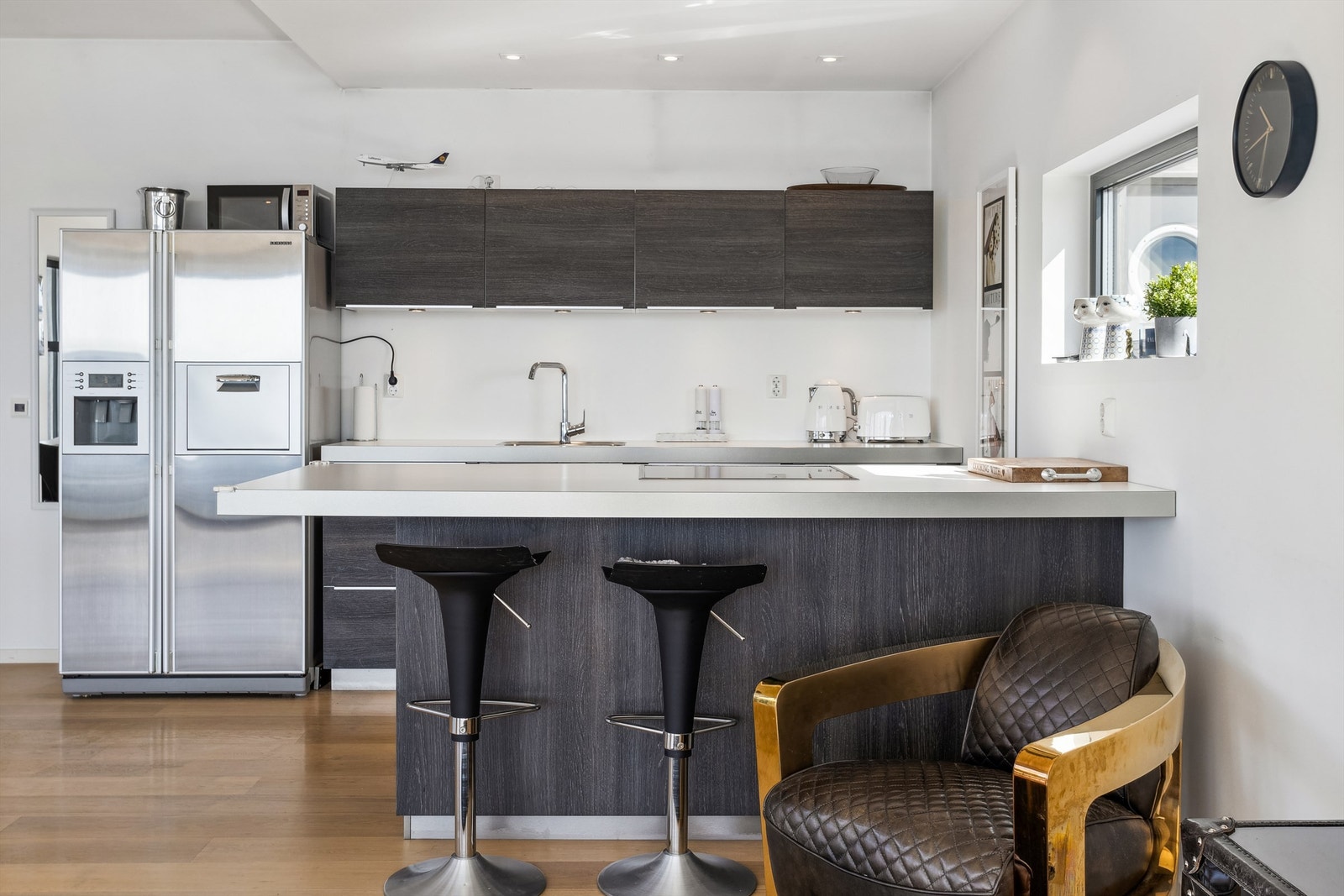 Lekker og stilren innredning utstyrt med integrert takventilator, stekeovn, platetopp og oppvaskmaskin. Side by side kjøleskap med vanndispenser og isbiter medfølger også. Galleribilde