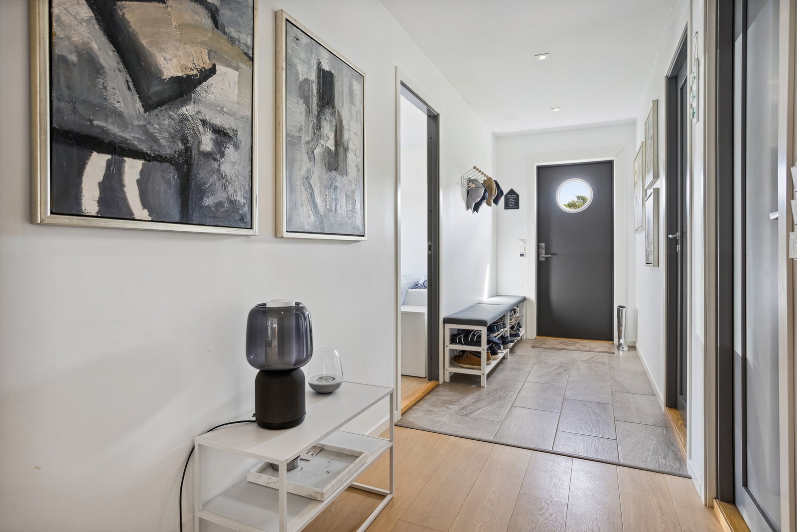 Gangen leder videre til hyttens 4 soverom, 2 bad, vaskerom og bod. Galleribilde