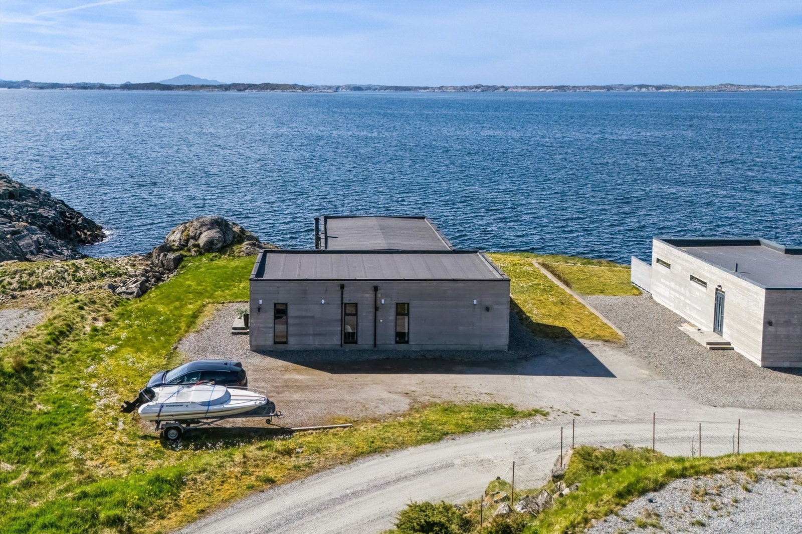 Gode parkeringsmuligheter på tomten til flere biler. Galleribilde