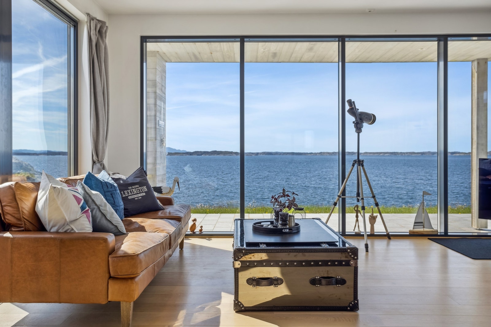 Her ligger man helt i sjøkanten og våkner til bølgeskvulp. Galleribilde