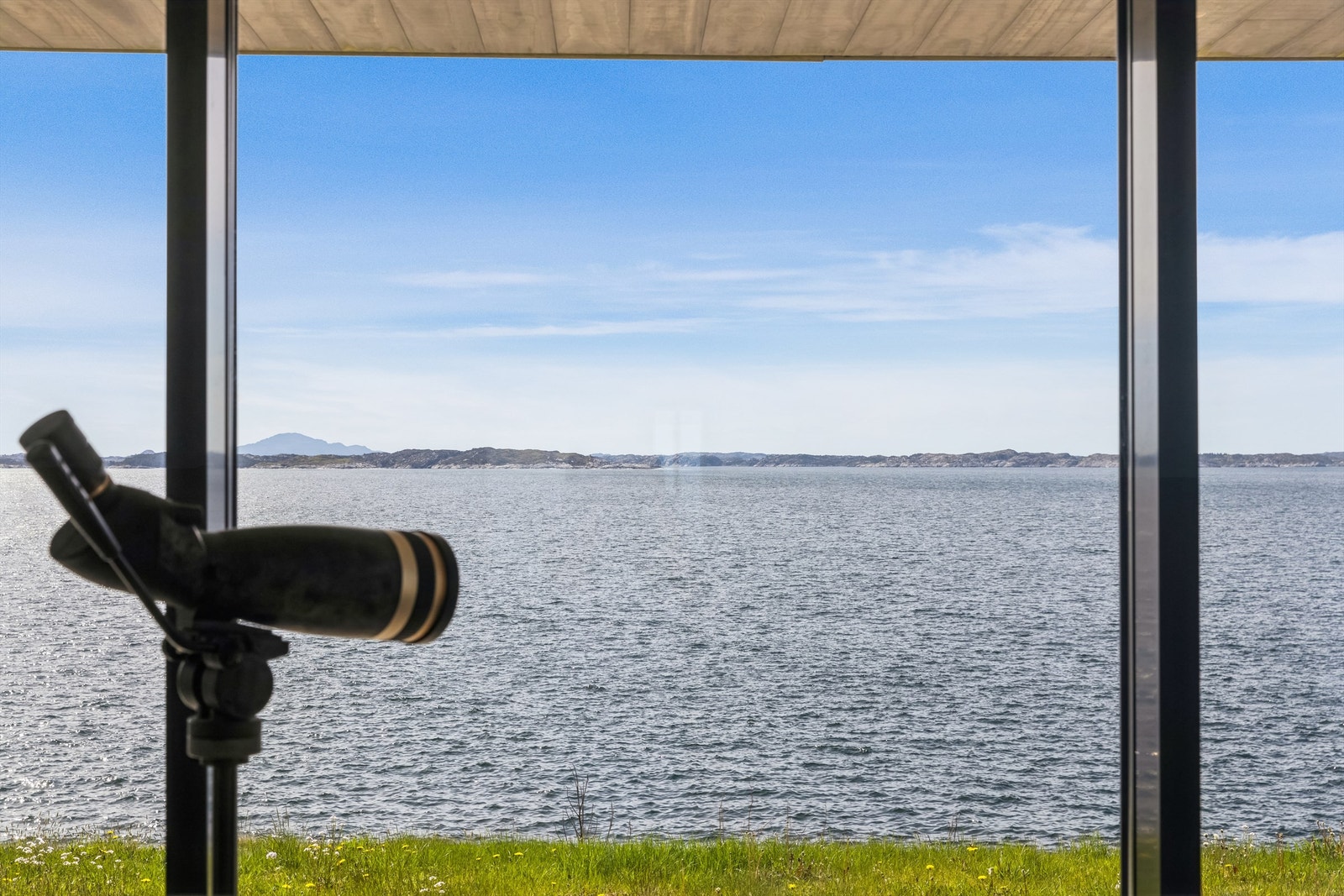 Nydelig sjøutsikt mot Selbjørnsfjorden og Fitjar. Denne eiendommen må bare oppleves! Galleribilde