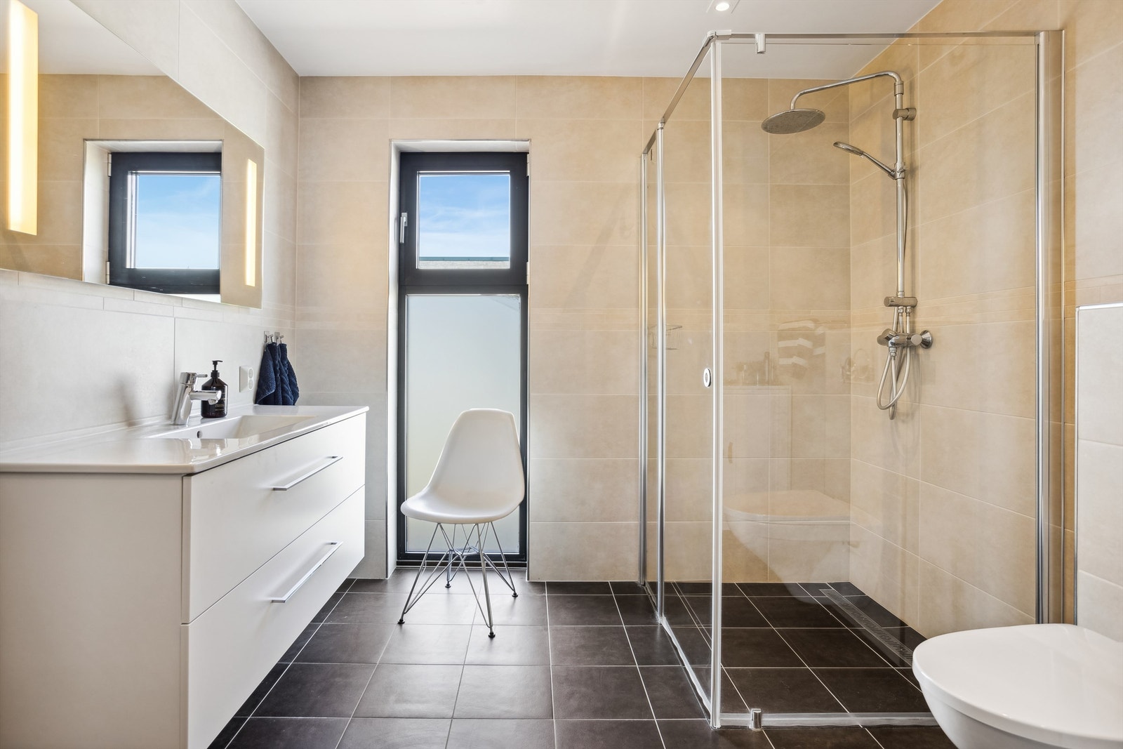 Det er lagt varme i gulv og rør-i-rør system. Galleribilde