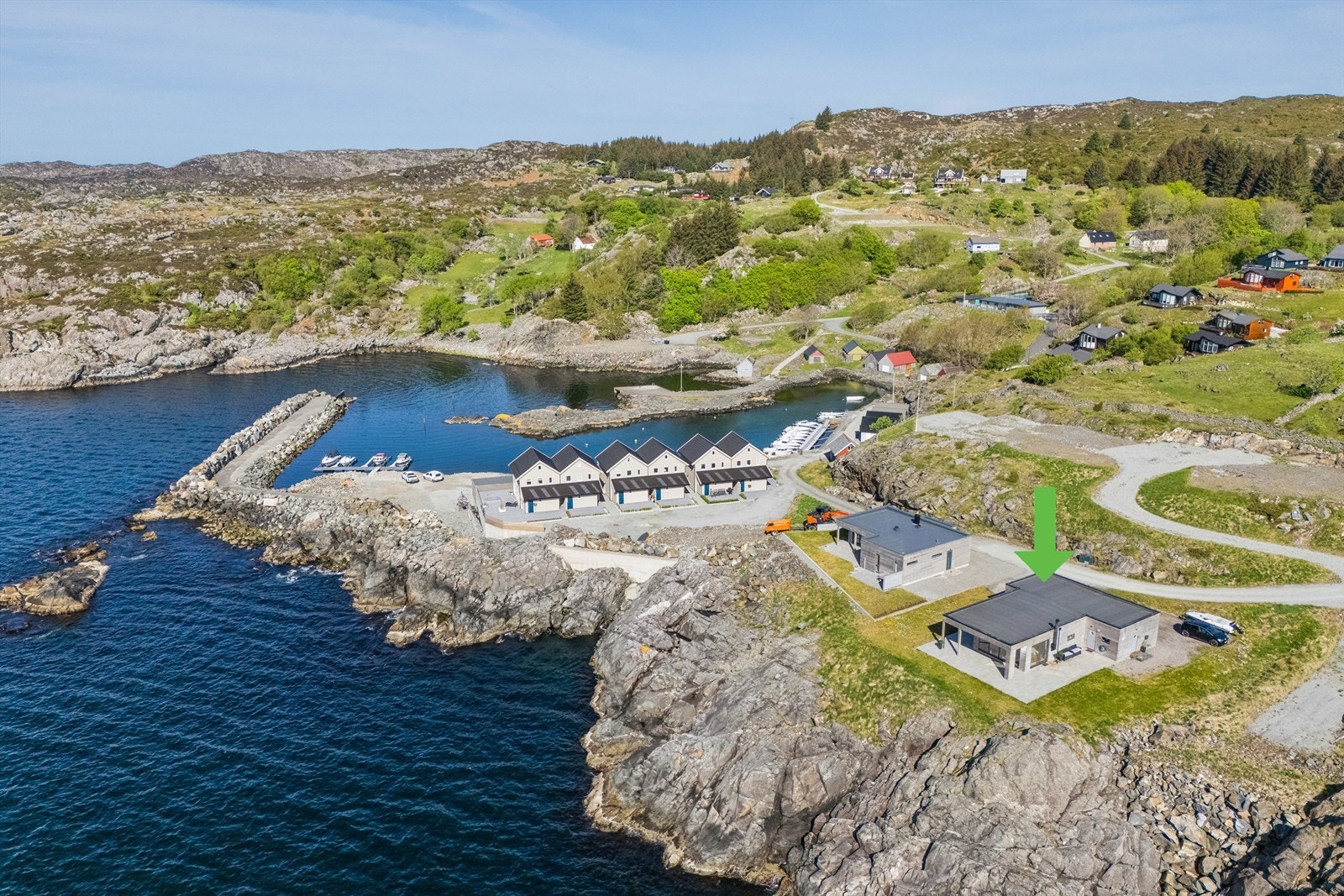 Austevoll er et ferieparadis sommerstid. Det finnes flotte skogsområder som innbyr til turmuligheter i umiddelbar nærhet, samt korte avstander med båt rundt i Austevolls fantastiske skjærgård. Galleribilde