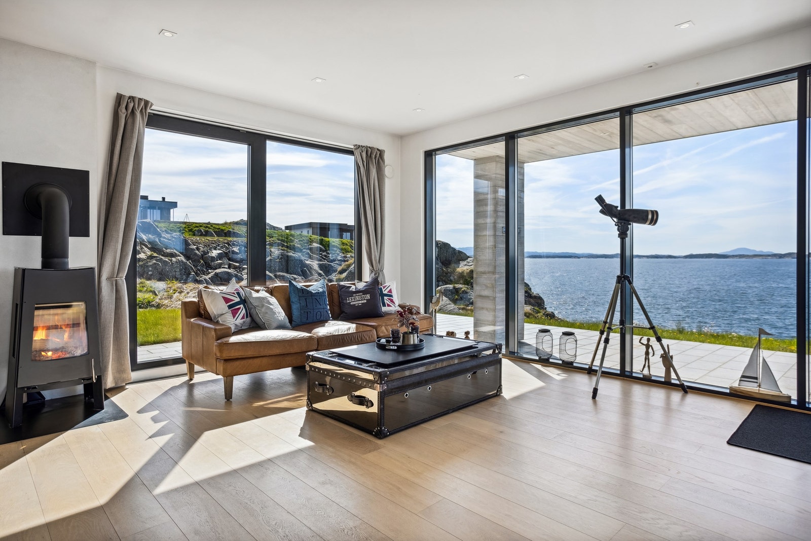 Det er satt inn peis i stuen som skaper både hygge og varme på kalde vinterdager. Galleribilde