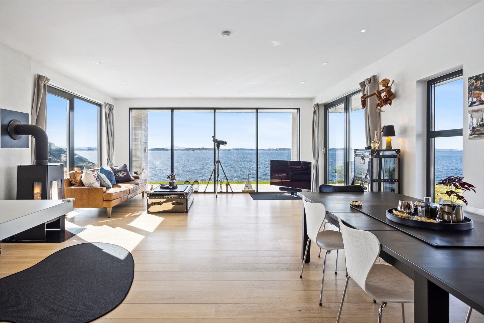 Lekkert, moderne og innbydende. Gjennomgående høy standard på alle overflater. Galleribilde